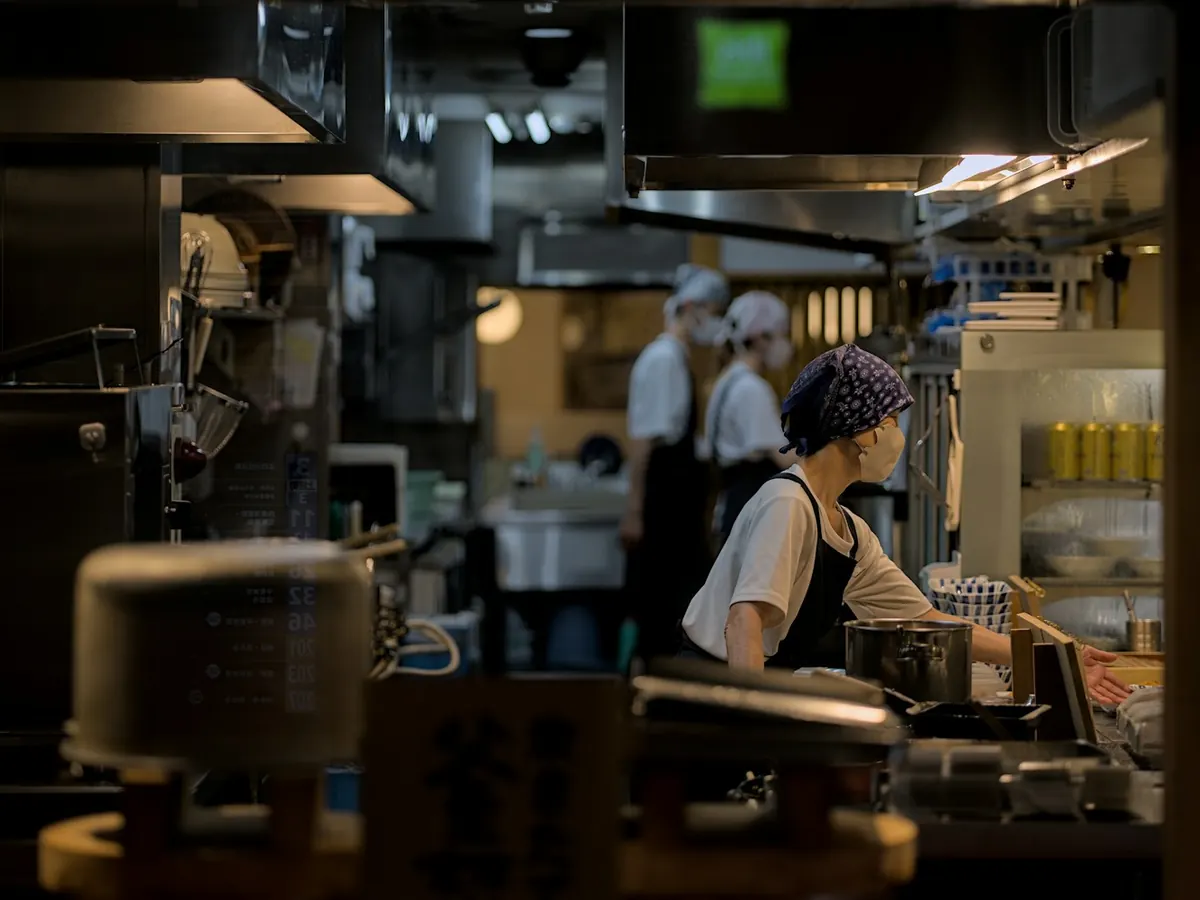 Equipa a trabalhar na cozinha de um restaurante